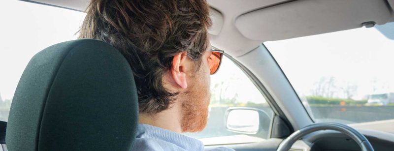 mann_auto_nacken