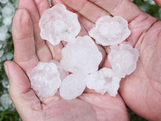 hand_eis_hagel