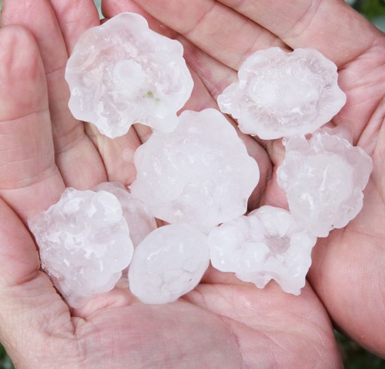hand_eis_hagel