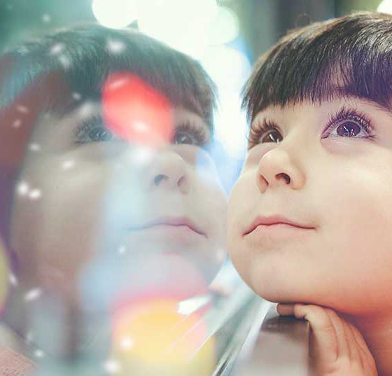 kind_knabe_istock-1192561038