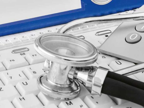 stethoskop_tastatur_arzt_istock-1125121552