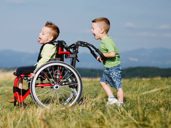 rollstuhl_kind_istock-1166598504