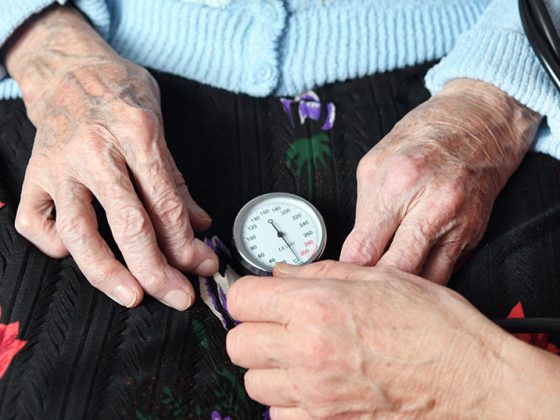 blutdruck_senior_istock-1296449533